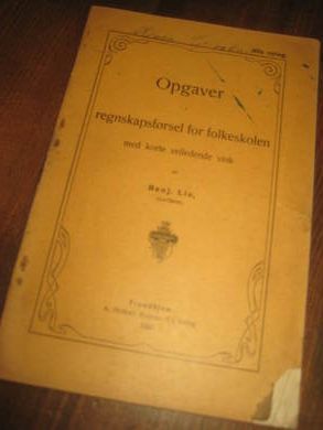 Lie: Opgaver i reghnskapsførsel for folkeskolen med korte veiledense vink 1923