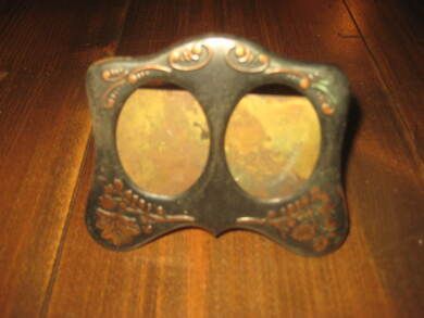 Meget pen og gammel bilderakke i messing ca 11 cm brei 7 cm høg Slutten på 1800 tallet