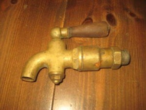 Gammel messing krane med trehandtak ca 14 cm lang slutten på 1800 tallet vil eg tru