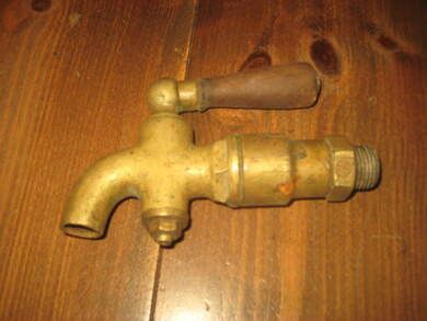 Gammel messing krane med trehandtak ca 14 cm lang slutten på 1800 tallet vil eg tru