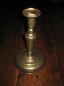 Gammel og pen lysestake i tinn 95% merka Tønsberg Glassmagasin Tlf 33311267 60-70 tallet ca 25 cm høg