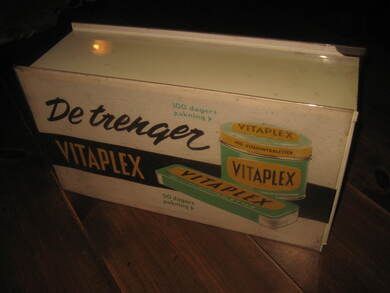 Lyskasse med reklame for VITAPLEX vitamintabletter ca 40*23 cm stor 13 cm djup En godbit for den rette samler 60 tallet
