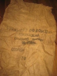 Eldre striesekk med tekst: SUNNMØRE OG ROMSDAL FISKESALSLAG AALESUND- NORWAY CODFISH ca 90 * 55 cm stor en godbit for den rette samler 50 tallet