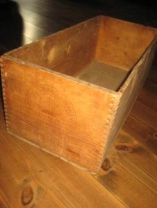 Stor trekasse fra GRURERNES SPR&AElig;NGSTOFFABRIK SKI 50 tallet Ca 60*25 cm stor 20 cm h&oslash;g kan brukes til s&aring; mangt Pen trekasse