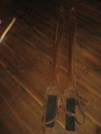 Meget pent par gamle ski med pene l&aelig;rbindinger 40-50 tallet