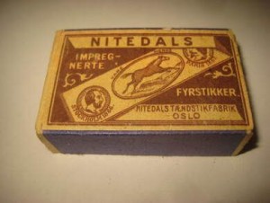 Eldre fyrstikkeske fra Nitedals Dette er eske nr 4 Fra NITEDALS T&AElig;NDSTIKK FABRIK 40 tallet
