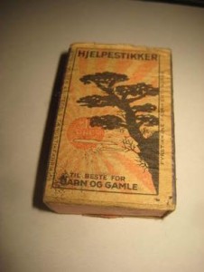 Eldre fyrstikkeske fra Nitedals Dette er eske nr 6 HJELPESTIKKER TIL BESTE FOR BARN OG GAMLE 40 tallet