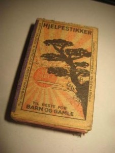 Eldre fyrstikkeske fra Nitedals Dette er eske nr 7 HJELPESTIKKER TIL BESTE FOR BARN OG GAMLE 40 tallet