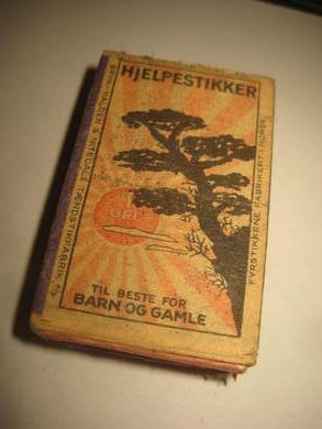 Eldre fyrstikkeske fra Nitedals Dette er eske nr 7 HJELPESTIKKER TIL BESTE FOR BARN OG GAMLE 40 tallet