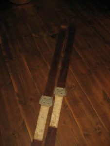 Gamle ski med "sukkerklump" i tuppen beklager d&aring;rlig bilde Pene ski men mangler p&aring; bindingene dette fikser du greitt selv Ca 200 cm lange Tidleg 1900