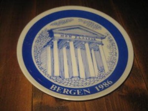 Samlerplatte fra VAREGG Bergen 1986 Motiv nr 1 MON PLISIR