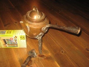 Kobberkanne med 3 f&oslash;tter den ene er l&oslash;s og m&aring; fikses derfor selges billig Tidleg 1900