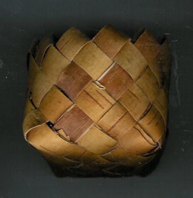 En lita fin fletta kurv