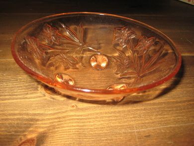 Pen glasskål fra eldre dager ca 15 cm i diameter 3 bein