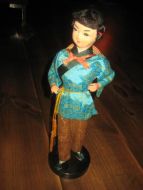 Pen dokke på sokkel ca 30 cm høg 60-70 tallet