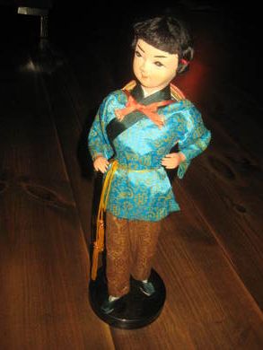 Pen dokke på sokkel ca 30 cm høg 60-70 tallet