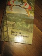 LANGBO, KIRSTEN. BARNA PÅ Mikkelplassen. 1977.
