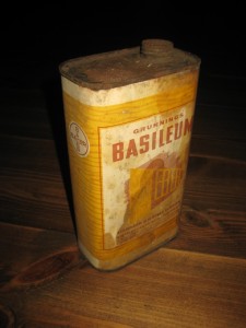 Boks uten innhold, GRUNNINGS BASILEUM, fra Standard Kjemiske Fabrikker, Oslo, 50 tallet. Ca 29 cm høg. 
