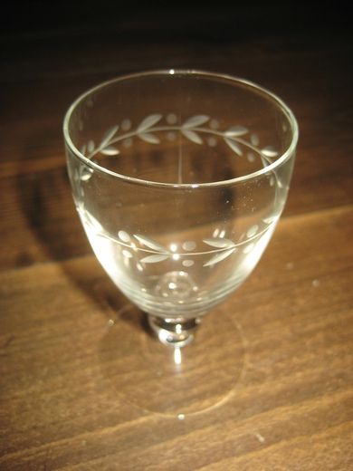 Pent slipt glass ca 8 5 cm høgt