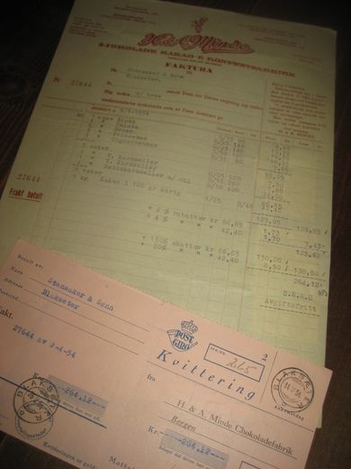 Minde SJOKOLADE - KAKAO & KONFEKTFABRIKK 9 4 1954 med kr 138 50 i stempelmerker (påklistra på baksida)