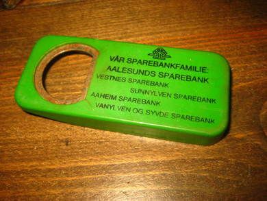Flaskeåpner med reklame fra AALESUNDS SPAREBANK VESTNES SPAREBANK SUNNYLVEN SPAREBANK AAHEIM SPAREBANK OG VANNYLVEN OG SYVDE SPAREBANK 50 tallet