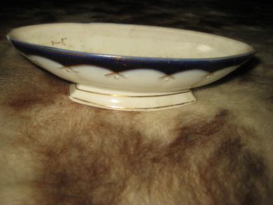 Lita oval skål ca 15 cm lang ubetydleg nugg på en kant