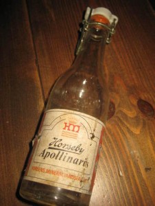 Flaske med patentkork med tekst under: MINERALVAND. Horsey Apollinaris, fra horsens mineralvandfabrik, 1962. 