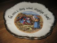 Porselensfat med tekst: Gi oss i dag vårt daglige brød Ca 21 cm i diameter