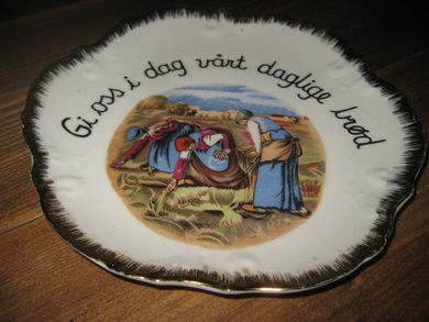 Porselensfat med tekst: Gi oss i dag vårt daglige brød Ca 21 cm i diameter