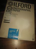 ILFORD PHOTOGRAPHIC PAPER, ILFOBROM B119, 18*24 cm, 70-80 tallet. Åpna, men med noe innhold. 