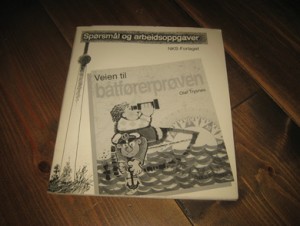 Veien til båtførerprøven. Spørsmål og arbeidsoppgåver. 1995. 