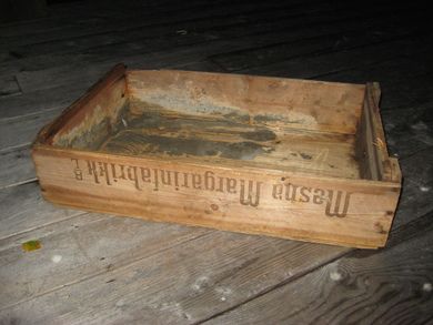 Trekasse med reklame fra Mesna Margarinfabrikk Lillehammer