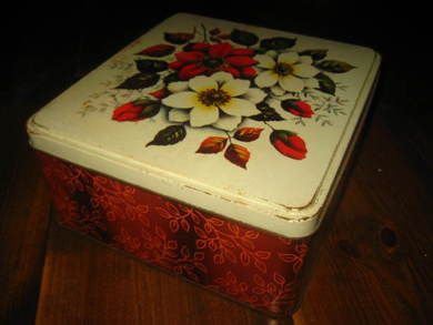 Eldre kakeboks ca 22*22 cm stor 11 cm høg 60 tallet