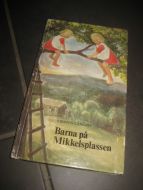 LANGBO: Barna på Mikkelsplass. 1977.