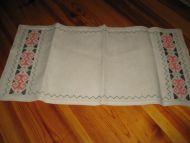 Pen heimebrodert løper ca 70*34 cm stor