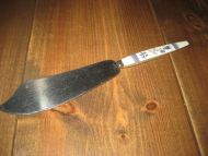 Kakespade i rustfritt stål med plastskaft, 60 tallet. 
