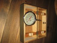 Krutt og lufttermometer i treeske, militært, 50-60 tallet.