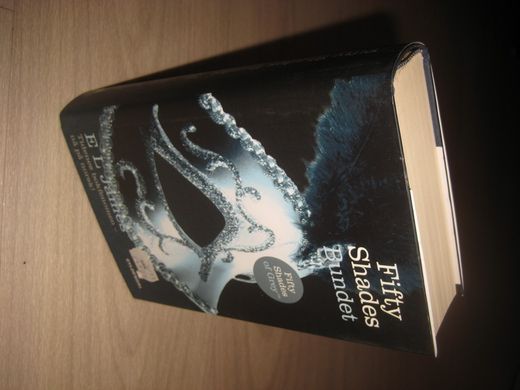 James. Fifty Shades. BUNDET. 2012.