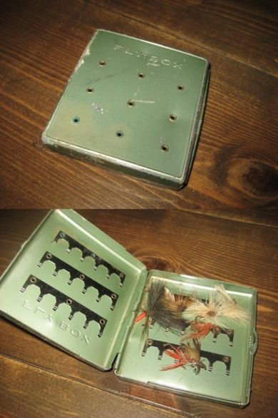 FLY BOX med en del gamle fluer fra 50-60 tallet