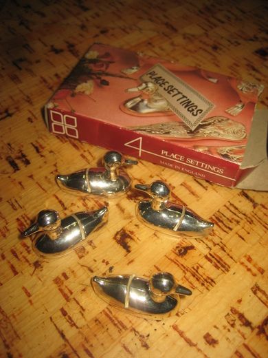 Eske med innhold, PLACE SETTINGS, selges samla.