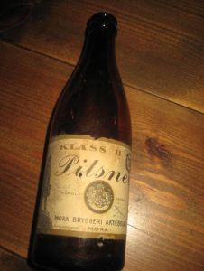 Gammel, sjelden flaske med pen etikett, Pilsner, Klass II, fra MORA BRYGGERI AKTIEBOLAG, MORA, 40-50 TALLET. 