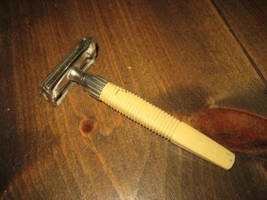 Eldre barberhøvel med bakelittskaft, 40-50 tallet. 