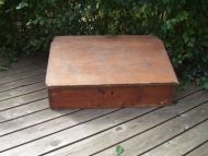 Gammell skrivebordsplate med innvendige bur og lokk