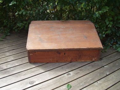 Gammell skrivebordsplate med innvendige bur og lokk