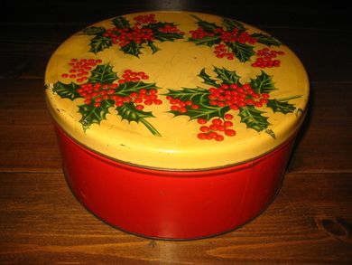 Pen kakeboks ca 24 cm i diameter 11 cm høg pen inni kan oppbevare kaker 50-60 tallet