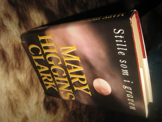 CLARK, MARY HIGGINS: Stille som i graven. 1998.
