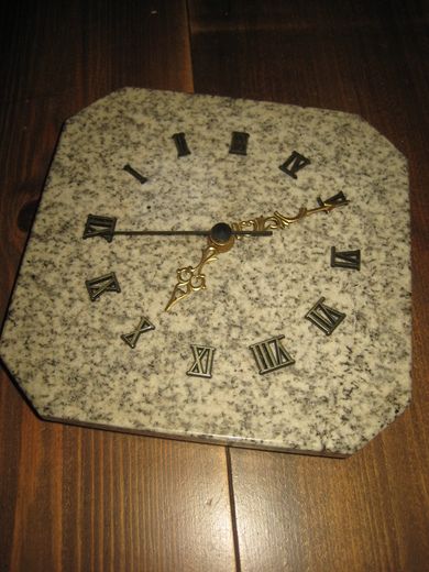 Klokke i marmor ca 19 *19 cm stor