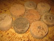 Lot med gamle garnkorker brukt ved garnfiske i gamle dager kan brukes til så mangt Du får denne loten som du har bestillt dette er lott kork nr J