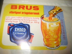 Strøken etikett fra Emdals Mineralvannfabrikk, Stranda:   BRUS med etterligna bringebærsmak. 60- 70 tallet.