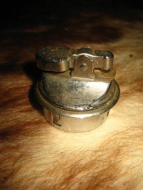 Liten rund sigarett tenner ca 4 cm i diameter